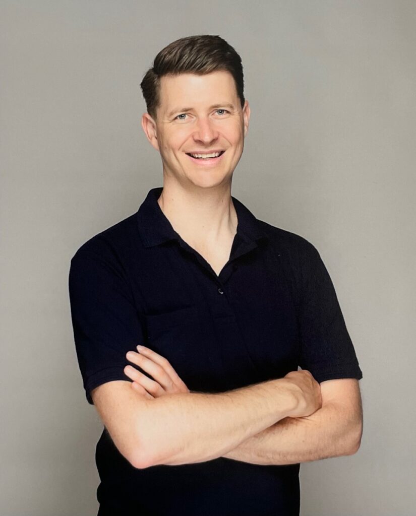 Das Bild zeigt den Gynäkologe Dr. Jonas Stapf mit freundlichem Blick und verschränkten Armen im Prtrait